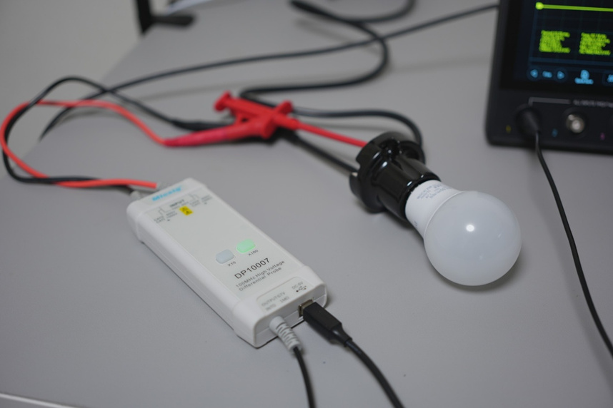 LED電球の入力端子電圧を差動プローブ（DP10007）で測定している様子