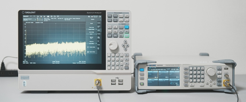 スペクトラムアナライザ(左:SSA5083A)と信号発生器(右:SSG5085A)を同軸ケーブルで接続した様子